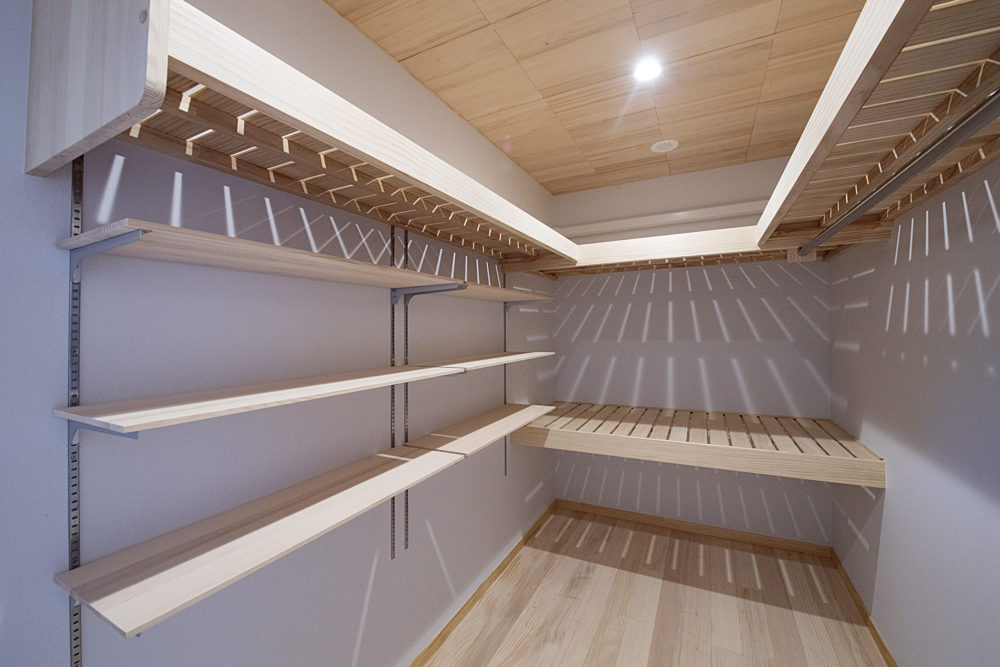<p>寝室ウォークインクローゼット 深い棚は季節代わりのお布団の収納。可動棚とハンガーパイプも設置しています。  </p>

