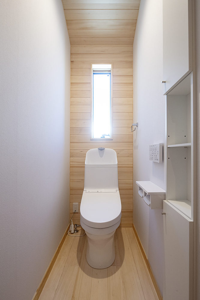 <p>２階トイレはコンパクトに。 壁を利用して埋め込み収納を設置しました。</p>
