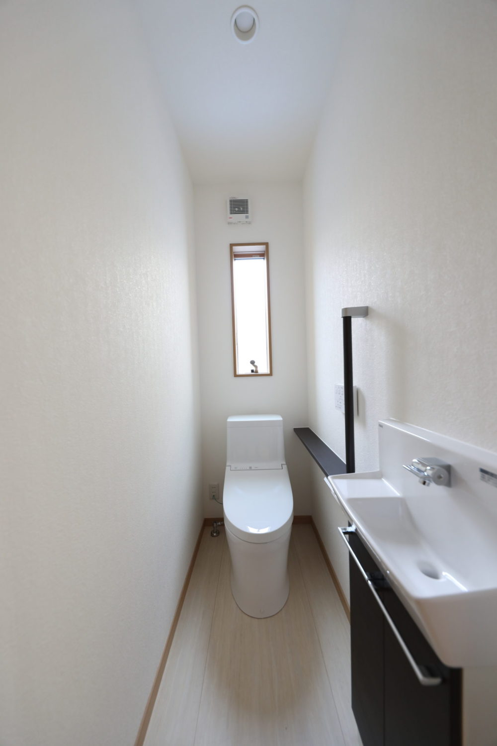 <p>トイレはシンプルに。<br />内部と外部に小物を収納できるよう設置しています。</p>
